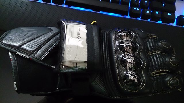 Porte badge moto étanche Motopass 3 en 1 fixé sur gant motard pour télépéage paiement sans contact